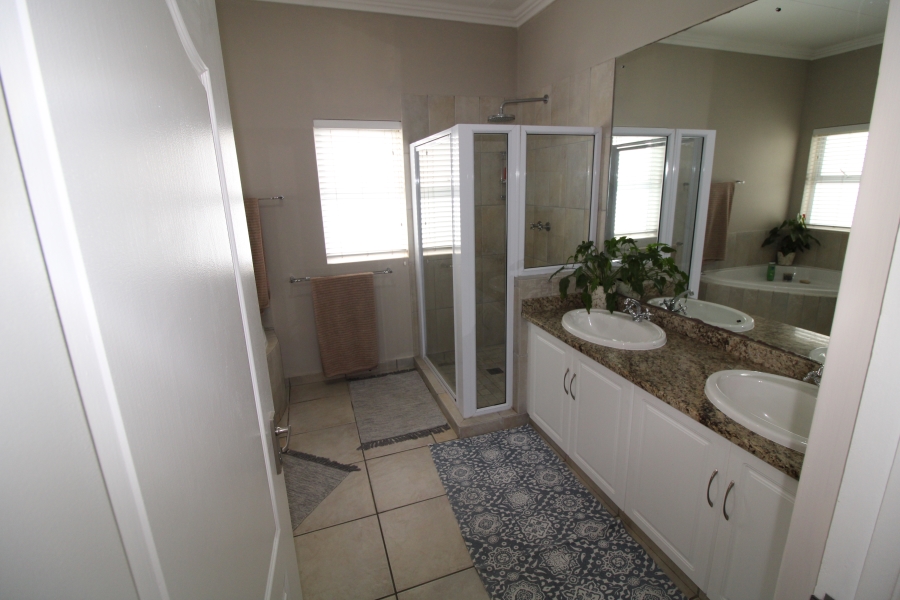 3 Bedroom Property for Sale in Kingswood Golf Estate Western Cape